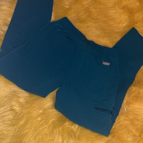 FIGS limited edition PACIFIC BLUE CASMA TOP & YOLA SCRUB BOTTOMS - Picture 7 of 7